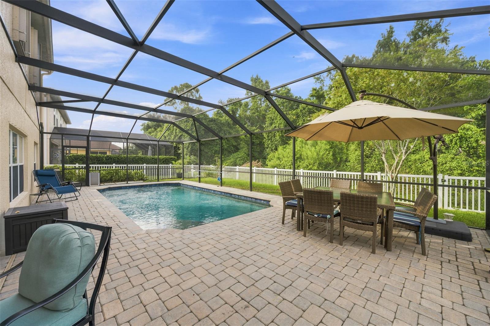 HUGE outdoor screened space