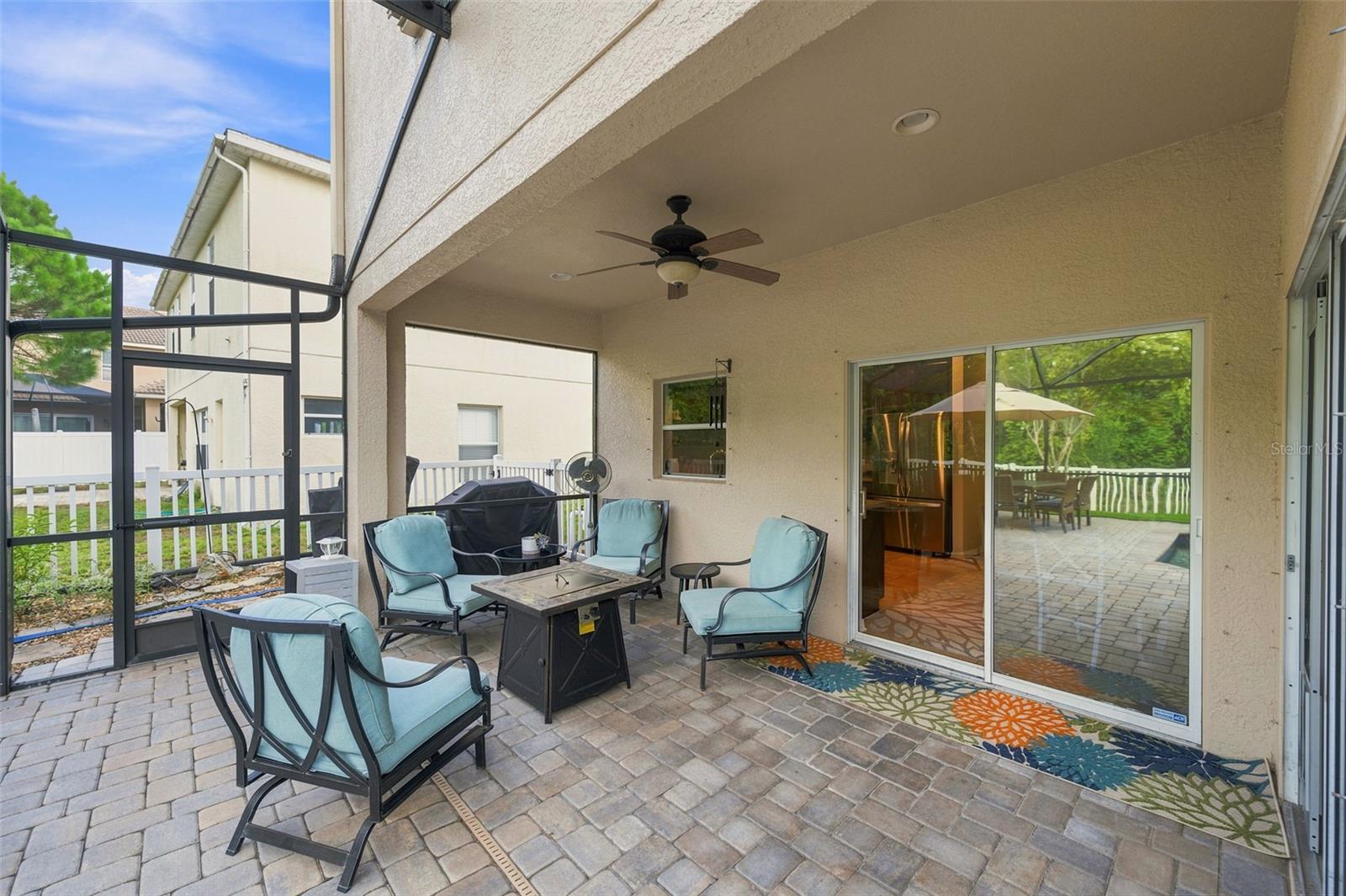 Pavered & screened lanai.