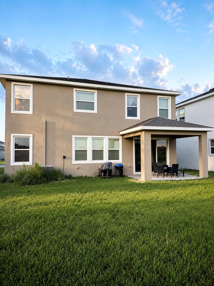 coverd Leni with spacious backyard