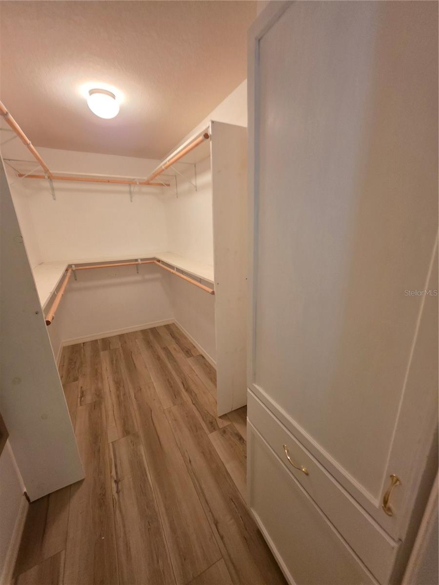 WALK IN CLOSET